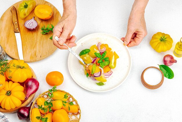 dłonie przygotowujące danie